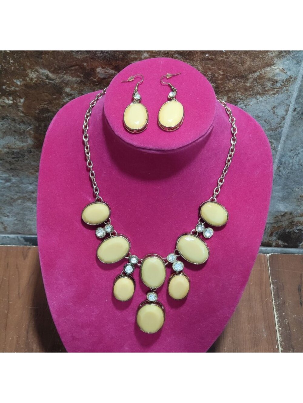 Yellow Costume Statement Bib Necklace Oval Drop Earrings Gold Tone Metal